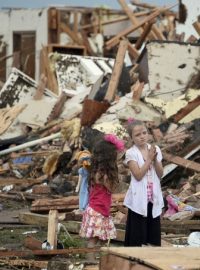 Mezi oběťmi tornáda řádícího na předměstí Oklahoma City jsou i dvě desítky dětí, řada dalších se pohřešuje