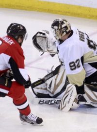 Milan Michálek (vlevo) a Tomáš Vokoun v utkání play-off NHL mezi Ottawou a Pittsburghem