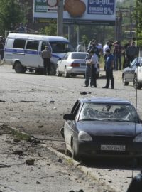 Při pondělním teroristickém útoku v jihoruském Dagestánu zahynuli čtyři lidé a desítky byly zraněny