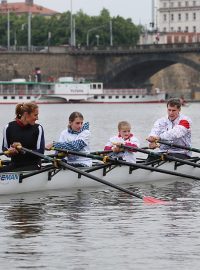 Miroslava Knapková a předseda ČOV Jiří Kejval učili obě vítězky veslovat