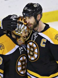 Bostonský kapitán Zdeno Chára se objímá s Tuukkou Raskem po postupu do finále Východní konference NHL