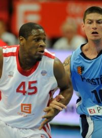 Úvodní finále Mattoni NBL Nymburk - Prostějov, Demond Tweety Carter (vlevo) se snaží přejít přes Pavla Slezáka