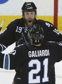 T. J. Galiardi a Joe Thornton slaví branku San Jose do sítě Los Angeles ve čtvrtfinále play-off NHL