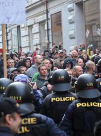 Postup přehradili demonstrantům v Duchcově policejní těžkooděnci