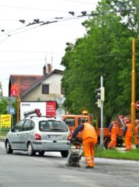 Kvůli dešti se opět objevují už zalepené díry v silnicích. Silničáři opravují výtluky na jedné z hlavních křižovatek v Jihlavě