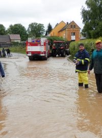 Ulice v Hostouni na Domažlicku zatopila voda s bahnem