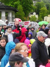 Stovky lidí protestovaly v Janských Lázních proti uzavření dětské léčebny