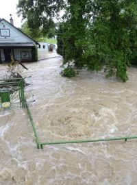 Rozvodněný potok Botič zaplavil pražské čtvrti Hostivař a Záběhlice