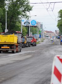 Uzavřený Wonkův most a Hradecká ulice v Pardubicích