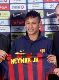 Neymar pózuje s dresem Barcelony, vlevo sportovni ředitel klubu Andoni Zubizarreta, vpravo viceprezident Barcelony Ferran Bartomeu