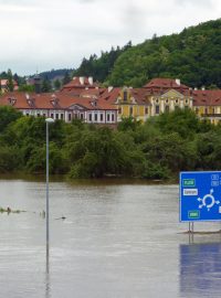 U Zbraslavi se vytvořilo obří jezero, Zbraslavský zámek unikl vodě jen o pár centimetrů