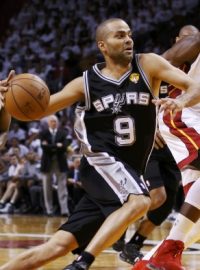 Tony Parker (v černém) ze San Antonia uniká basketbalistům Miami