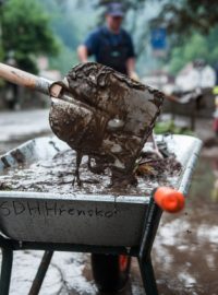 Ve Hřensku na Děčínsku odklízeli 10. června dopoledne následky záplav