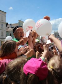 Desetinásobný mistr světa na vysokém kole Josef Zimovčák se nestíhal podepisovat