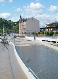 Ústí nad Labem. Silnice na Lovosice je stále zatopená. Jet se dá jen na Děčín