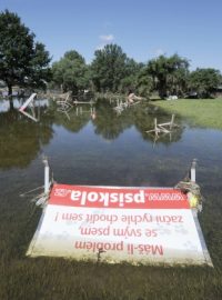 V loděnici vodních slalomářů v pražské Troji, kde se v září mají konat závody mistrovství světa v kanoistice, se 11. června uklízelo po nedávných záplavách.