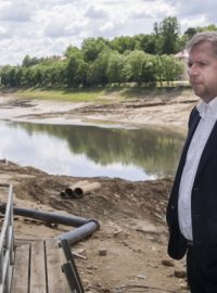 Ministr zemědělství Petr Bendl 12. června kontroloval, jaké škody napáchala povodeň na rybníku Jordán v Táboře