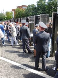 Každý účastník demonstrace musí projít bezpečnostní kontrolou