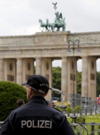 Policista hlídkuje před Braniborskou bránou v Berlíně