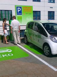 Před Jadernou elektrárnou Dukovany otevřeli první dobíjecí stanici na elektromobily na Vysočině