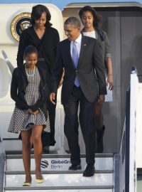 Americký prezident Obama s manželkou Michell a dcerami Saschou a Malií přiletěl do Berlína