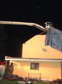 Hasiči v Krnově likvidují škody, které způsobila silná bouře