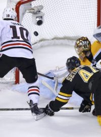Chicago porazilo ve čtvrtém finále NHL Boston 6:5 po prodloužení