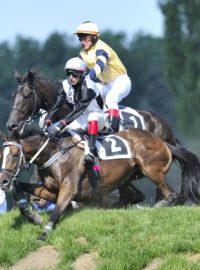 Kvalifikace na 123. Velkou pardubickou. Zleva kůň Tiumen s žokejem Josefem Váňou, kůň Lingarry s žokejem Josefem Sovkou, kůň Ronino s žokejem Jiřím Kouskem a kůň Tomis s žokejem Ondřejem Velkem