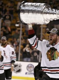 Bryan Bickell, který při výluce NHL hrál za Znojmo, slaví se Stanley Cupem vítězství ve finále