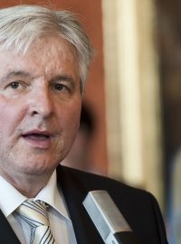 Jiří Rusnok byl 25. června na Pražském hradě prezidentem Milošem Zemanem jmenován premiérem