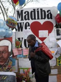 Muž se modlí před nemocnicí v Pretorii, ve které leží Nelson Mandela. 27. 6. 2013