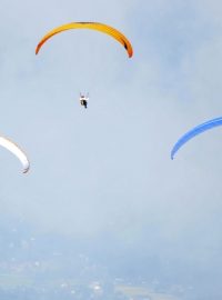 V Ostravici se uskutečnil 17. ročník Adrenalin Cupu, extrémního závodu čtyřčlenných štafet. Na snímku paraglidisté
