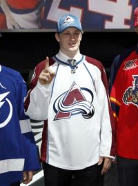 První trojice letošního draftu NHL. Zleva: Jonathan Drouin (Tampa Bay Ligtning), Nathan MacKinnon (Colorado Avalanche) a Aleksander Barkov (Florida Panthers)