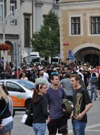 Policie vypouštěla lidi z náměstí pouze jedním východem, ulicí Kanovnickou.