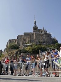 Christopher Froome míjí Mont Saint-Michel během Tour de France