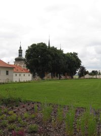 Pohled do obnovených zahrad Jezuitské koleje