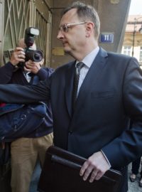 Expremiér Petr Nečas přichází k výslechu na pražskou služebnu Útvaru pro odhalování organizovaného zločinu