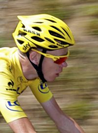 Ve žlutém trikotu jedoucí vedoucí muž celého pořadí TdF Chris Froom během stoupání na Mount Ventoux