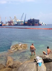 Vrak lodi Costa Concordia a turisté