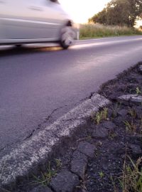 Úzký tah svádí dopravu z dálnice D5 do Žebráka a Hořovic. Na Berounsku se řadí na vrchol seznamu nejnebezpečnějších silnic.