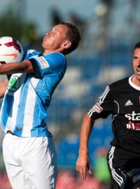 Utkání 1. kola první fotbalové ligy FK Mladá Boleslav - 1. FK Příbram 22. července v Mladé Boleslavi. Jan Chramosta (vlevo) z Mladé Boleslavi a Tomáš Hájovský z Příbrami.