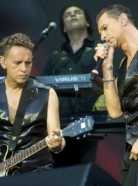 Depeche Mode v Praze. Na snímku vpravo je zpěvák David Gahan, vlevo kytarista Martin Gore a v pozadí hráč na klávesy Peter Gordeno