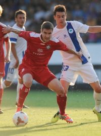 Odvetné utkání 2. předkola fotbalové Evropské ligy Slovan Liberec - Skonto Riga 25. července v Liberci. Ondřej Kušnír z Liberce (vpravo) a Aleksandrs Fertovs z Rigy.