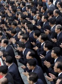 Zahajovací ceremoniál ke Dni vítězství v Pchjongjangu. Účastníci vítají  Kim Čong - una