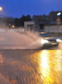 Bouřka s přívalovým deštěm se vpodvečer přehnala také Hradcem Králové. Snímek je z Mrštíkovy ulice