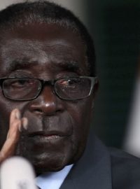 Prezident Zimbabwe Robert Mugabe obhajuje svůj post v dnešních volbách