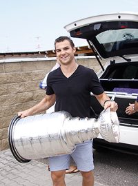 Michael Frolík krátce po převzetí Stanley Cupu