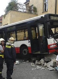 Autobus naboural do zastávky Dyrinka a prorazil plot u jednoho z domů