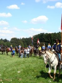 Stovka koní pod vedením Václava Vydry jela spanilou jízdu z Konopiště do Benešova