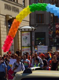 Centrem Prahy prošly v rámci festivalu Prague Pride tisíce lidí